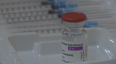 Británie řeší 30 případů sraženin. EMA očkování AstraZenecou hájí
