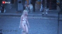 Nahá žena se na náměstí klaněla kolemjdoucím