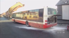 Autobus v Brně začal hořet za jízdy, všimli si toho strážnici! VIDEO