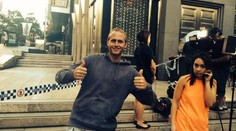 Rukojmí se báli o život, Čech si před kavárnou fotil "vtipné selfie"