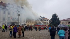Na náměstí ve Dvoře Králové hořelo, oheň poškodil i okolní domy