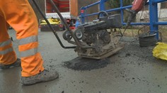 Silničáři začínají s opravami výtluků na cestách. Po tuhé zimě je jich víc než jindy