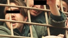 Šikana v base: Vězni si dokazovali "kdo je šéf" s násadou od koštěte v ruce