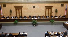 Soudcům se platy o čtyři procenta snižovat nebudou. Rozhodl Ústavní soud