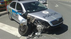 Opilý Ukrajinec ujel v Praze od nehody. Poté nabořil zasahující policisty