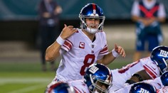 Komický pád! Místo touchdownu se skácel k zemi, pobavil i spoluhráče