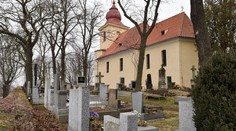 Zloději se nezastaví před ničím! Z hrobů kradou svícny i květiny