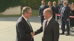Britský premiér přijel do Německa. Chce se znovu sblížit s EU