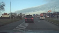 Muž se zákazem řízení ujížděl hlídce, skončil v příkopu