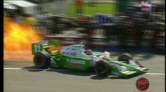 VIDEO: Pilot formule hořel, pak se "topil"