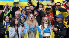 Ukrajinci skandovali proti Putinovi, na hřiště naházeli papírové vlaštovky