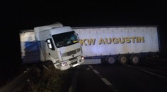 Řidiče překvapilo náledí, vzpříčený kamion zatarasil cestu