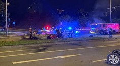 V Praze se srazila dvě auta s motorkou. Čtyři zranění, pro jednoho letěl vrtulník