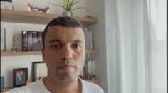 Moderátor Rey Koranteng zmizel z obrazovek. Stalo se, čeho se bál