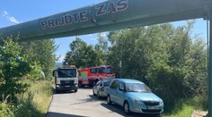 Lidé u koupaliště způsobili dopravní kolaps. Hasičům s nimi došla trpělivost