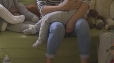 Kojenecké ústavy končí. Náhradní rodinu potřebují tisíce dětí