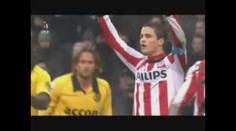 JEN PRO OTRLÉ: Hráč PSV si v souboji s gólmanem VYKLOUBIL koleno