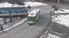 Řidič autobusu ohrozil lidi! Vjel na přejezd, přiřítil se vlak. VIDEO