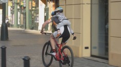 Hazard! Cyklista vezl malé dítě za krkem v pražském provozu! VIDEO