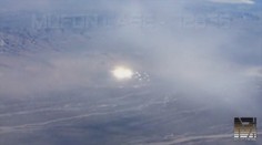 Co skrývá Oblast 51? Pasažér z letadla natočil blýskavé UFO!
