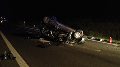DĚSIVÁ HAVÁRIE: Auto skončilo po nehodě u Velvar na střeše!