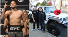 UFC zápasník splatil dluh! Otci koupil auto, které před 12 lety naboural