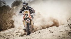 Řidič za jízdy zkolaboval, neovladatelné auto vjelo na zastávku