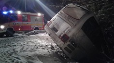 FOTO: Autobus visel nad srázem, cestující z něj skákali ven okny!