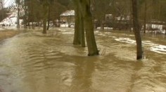 Tající sníh zvýšil hladiny. První a druhé povodňové stupně