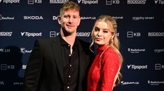 Červenka vítězí i mimo led. Krásnou partnerku vyvedl do společnosti
