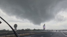 Nebezpečná vichřice v Nizozemsku. Řidič natočil vznik tornáda