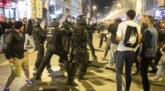 Fanoušci Frankfurtu řádili v ulicích. Policie je musela rozehnat vodními děly