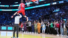 Když gravitace neplatí. Mladík z farmy zavěsil přes dva lidi a natřel to hvězdám NBA