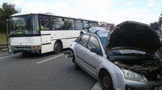 Osobák se srazil na D1 s policejním autobusem, dálnice byla uzavřena