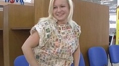 Šaty ze známek dělají člověka