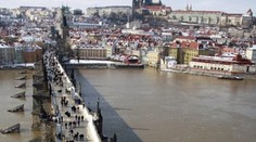 Karlův most: bitka strážníků a narkomana s krajtou