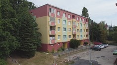 Evakuace paneláku v Chomutově. Kvůli prasklinám museli odejít i lidé z druhého vchodu