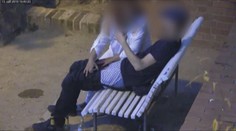 Žena osahávala muže v parku, při tom mu prošacovala kapsy! VIDEO