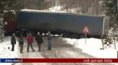 VIDEO: Sníh potrápil řidiče i silničáře