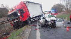 Srážka osobního a nákladního auta u Újezdce si vyžádala jeden život