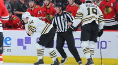 Děsivý moment. Český útočník Bostonu dostal bruslí do oka, utkání nedohrál