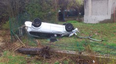 Řidiči namol: Dva nadýchali tři promile a třetí otočil auto na střechu