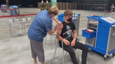 Babišův syn se nechal očkovat. Premiér s ním do centra nedorazil