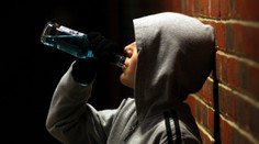 Pomohl školákovi k alkoholu. Ten namol opilý zůstal ležet na ulici