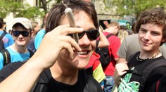 Prahou prošel "vysmátý" průvod za legalizaci marihuany. GALERIE