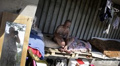 Bezdomovec UBODAL kamaráda. Kvůli přespání. STOJÍ PŘED SOUDEM