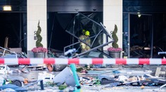 V centru Berlína prasklo obří akvárium. Rozlilo se přes milion litrů vody