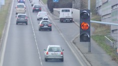 Řidiči často jezdí na oranžovou. Je za to ale stejný trest jako za jízdu na červenou