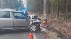 Těžká nehoda na Orlickoústecku. Pro zaklíněnou seniorku letěl vrtulník