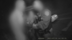 Ničil zaparkovaná auta a vyhrožoval strážníkům. Muž skončil v poutech
